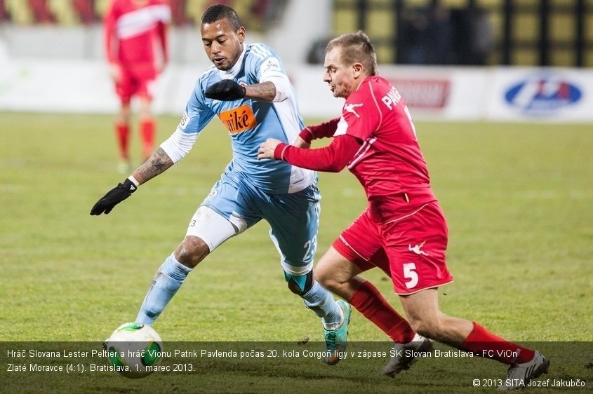 Hráč Slovana Lester Peltier a hráč Vionu Patrik Pavlenda počas 20. kola Corgoň ligy v zápase ŠK Slovan Bratislava - FC ViOn Zlaté Moravce (4:1). Bratislava, 1. marec 2013.