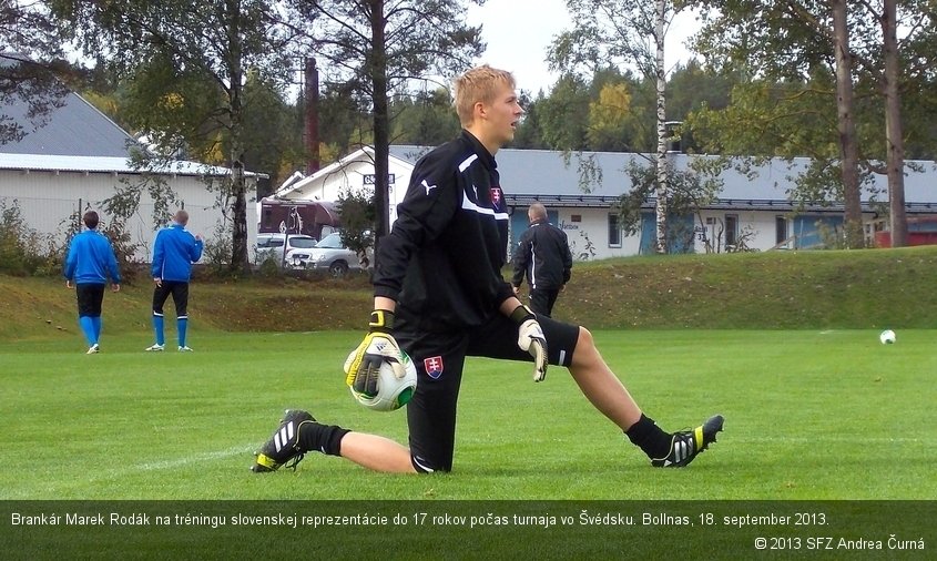 Brankár Marek Rodák na tréningu slovenskej reprezentácie do 17 rokov počas turnaja vo Švédsku. Bollnas, 18. september 2013.