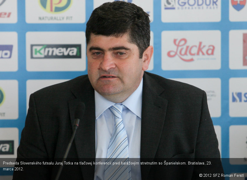 Predseda Slovenského futsalu Juraj Totka na tlačovej konferencii pred barážovým stretnutím so Španielskom. Bratislava, 23. marca 2012.