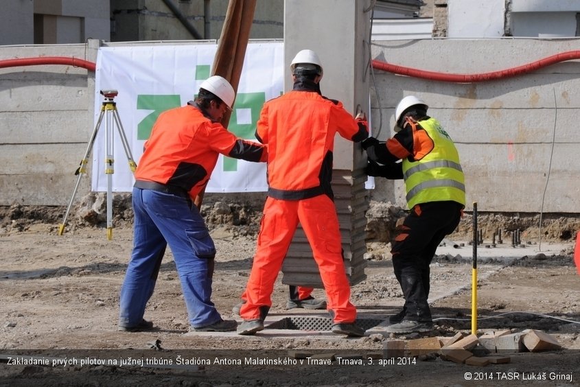 Zakladanie prvých pilotov na južnej tribúne Štadióna Antona Malatinského v Trnave. Trnava, 3. apríl 2014