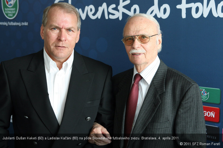 Jubilanti Dušan Keketi (60) a Ladislav Kačáni (80) na pôde Slovenského futbalového zväzu. Bratislava, 4. apríla 2011.