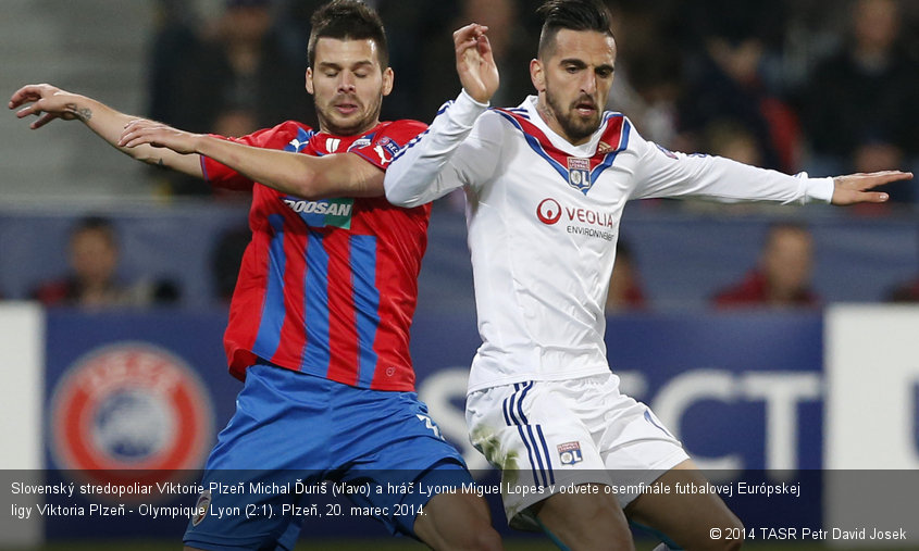 Slovenský stredopoliar Viktorie Plzeň Michal Ďuriš (vľavo) a hráč Lyonu Miguel Lopes v odvete osemfinále futbalovej Európskej ligy Viktoria Plzeň - Olympique Lyon (2:1). Plzeň, 20. marec 2014.