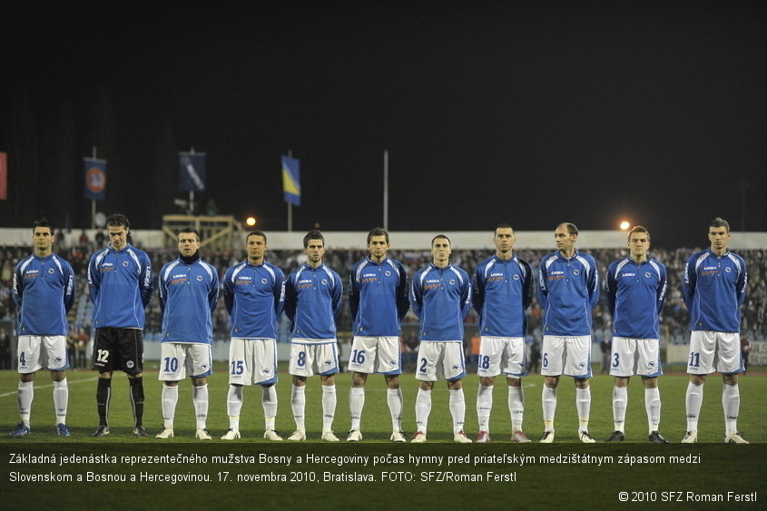 Základná jedenástka reprezentečného mužstva Bosny a Hercegoviny počas hymny pred priateľským medzištátnym zápasom medzi Slovenskom a Bosnou a Hercegovinou. 17. novembra 2010, Bratislava. FOTO: SFZ/Roman Ferstl