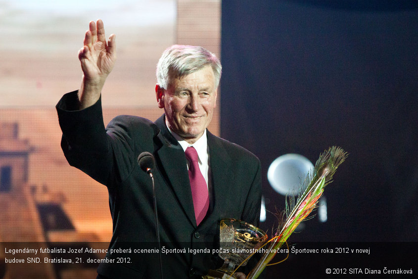 Legendárny futbalista Jozef Adamec preberá ocenenie Športová legenda počas slávnostného večera Športovec roka 2012 v novej budove SND. Bratislava, 21. december 2012.