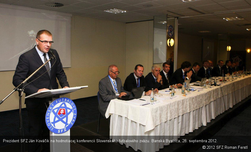 Prezident SFZ Ján Kováčik na hodnotiacej konferencii Slovenského futbalového zväzu. Banská Bystrica, 28. septembra 2012.