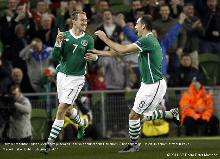 Írsky reprezentant Aiden McGeady (vľaco) sa teší so spoluhráčom Darronom Gibsonom z gólu v kvalifikačnom stretnutí Írsko - Macedónsko. Dublin, 26. marca 2011.