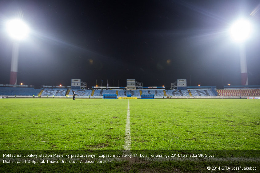 Pohľad na futbalový štadión Pasienky pred zrušeným zápasom dohrávky 14. kola Fortuna ligy 2014/15 medzi ŠK Slovan Bratislava a FC Spartak Trnava. Bratislava, 7. december 2014.