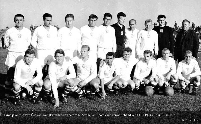 Olympijské mužstvo Československa vedené trénerom R. Vytlačilom (horný rad vpravo) obsadilo na OH 1964 v Tokiu 2. miesto.