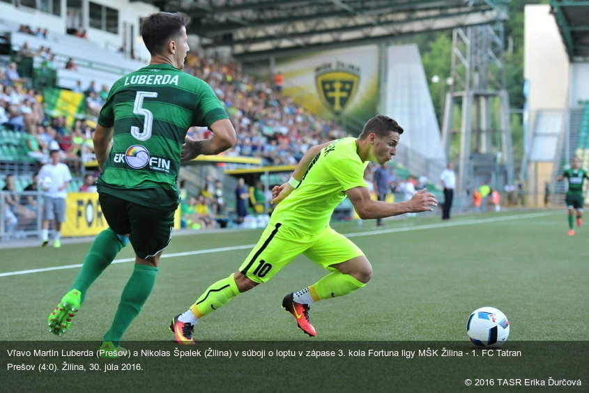 Vľavo Martin Luberda (Prešov) a Nikolas Špalek (Žilina) v súboji o loptu v zápase 3. kola Fortuna ligy MŠK Žilina - 1. FC Tatran Prešov (4:0). Žilina, 30. júla 2016.