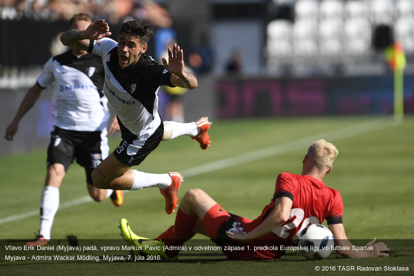 Vľavo Erik Daniel (Myjava) padá, vpravo Markus Pavic (Admira) v odvetnom zápase 1. predkola Európskej ligy vo futbale Spartak Myjava - Admira Wacker Mödling. Myjava, 7. júla 2016.