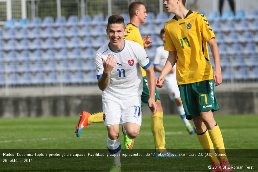 Radosť Ľubomíra Tuptu z prvého gólu v zápase. Kvalifikačný zápas reprezentácií do 17 rokov Slovensko - Litva 2:0 (0:0). Senec, 26. október 2014.