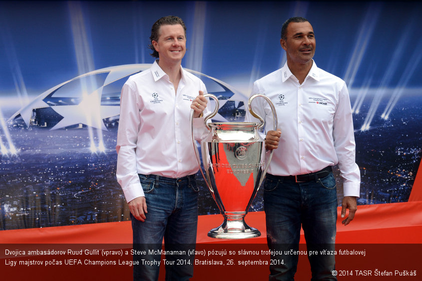 Dvojica ambasádorov Ruud Gullit (vpravo) a Steve McManaman (vľavo) pózujú so slávnou trofejou určenou pre víťaza futbalovej Ligy majstrov počas UEFA Champions League Trophy Tour 2014. Bratislava, 26. septembra 2014.