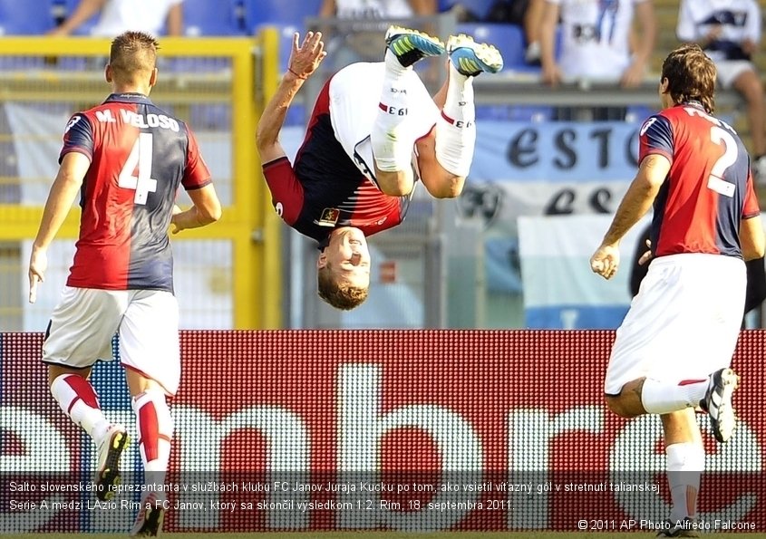 Salto slovenského reprezentanta v službách klubu FC Janov Juraja Kucku po tom, ako vsietil víťazný gól v stretnutí talianskej Serie A medzi LAzio Rím a FC Janov, ktorý sa skončil výsledkom 1:2. Rím, 18. septembra 2011.