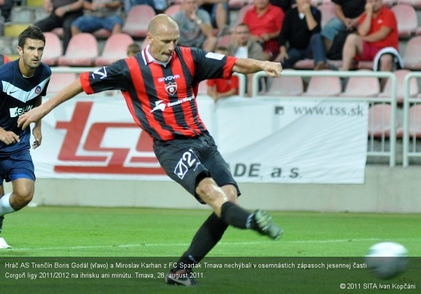 Hráč AS Trenčín Boris Godál (vľavo) a Miroslav Karhan z FC Spartak Trnava nechýbali v osemnástich zápasoch jesennej časti Corgoň ligy 2011/2012 na ihrisku ani minútu. Trnava, 28. august 2011.