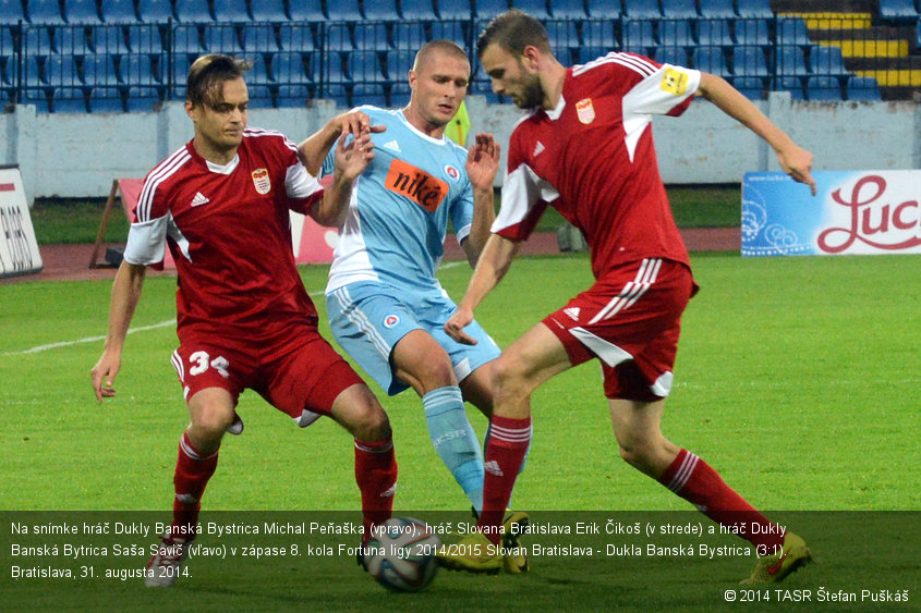 Na snímke hráč Dukly Banská Bystrica Michal Peňaška (vpravo), hráč Slovana Bratislava Erik Čikoš (v strede) a hráč Dukly Banská Bytrica Saša Savič (vľavo) v zápase 8. kola Fortuna ligy 2014/2015 Slovan Bratislava - Dukla Banská Bystrica (3:1). Bratislava, 31. augusta 2014.