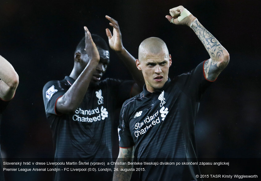 Slovenský hráč v drese Liverpoolu Martin Škrtel (vpravo)  a Christian Benteke tlieskajú divákom po skončení zápasu anglickej Premier League Arsenal Londýn - FC Liverpool (0:0). Londýn, 24. augusta 2015.