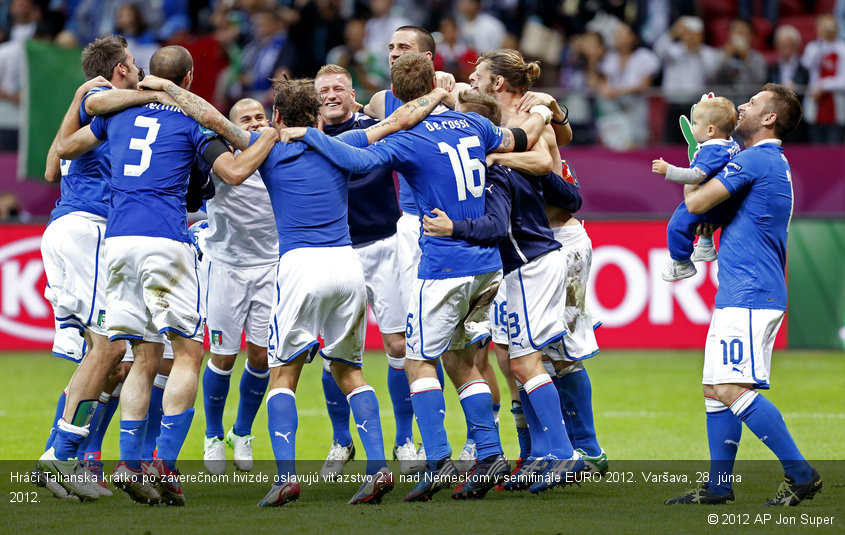 Hráči Talianska krátko po záverečnom hvizde oslavujú víťazstvo 2:1 nad Nemeckom v semifinále EURO 2012. Varšava, 28. júna 2012.