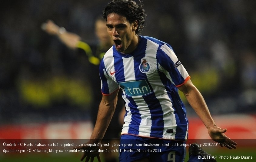 Útočník FC Porto Falcao sa teší z jedného zo svojich štyroch gólov v prvom semifinálovom stretnutí Európskej ligy 2010/2011 so španielskym FC Villareal, ktorý sa skončil víťazstvom domácich 5:1. Porto, 28. apríla 2011.