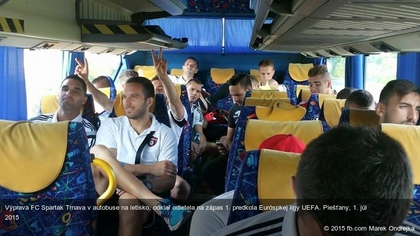 Výprava FC Spartak Trnava v autobuse na letisko, odkiaľ odletela na zápas 1. predkola Euróspkej ligy UEFA. Piešťany, 1. júl 2015