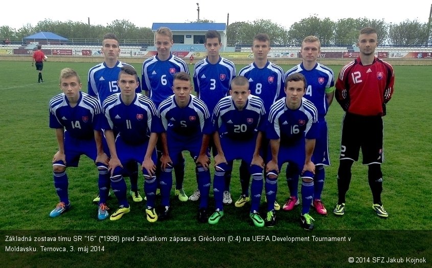 Základná zostava tímu SR "16" (*1998) pred začiatkom zápasu s Gréckom (0:4) na UEFA Development Tournament v Moldavsku. Ternovca, 3. máj 2014