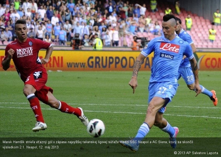 Marek Hamšík strieľa víťazný gól v zápase najvyššej talianskej ligovej súťaže medzi SSC Neapol a AC Siena, ktorý sa skončil výsledkom 2:1. Neapol, 12. máj 2013.