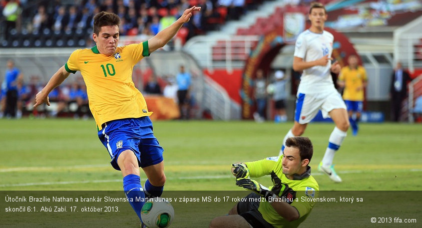 Útočník Brazílie Nathan a brankár Slovenska Martin Junas v zápase MS do 17 rokov medzi Brazíliou a Slovenskom, ktorý sa skončil 6:1. Abú Zabí. 17. október 2013.