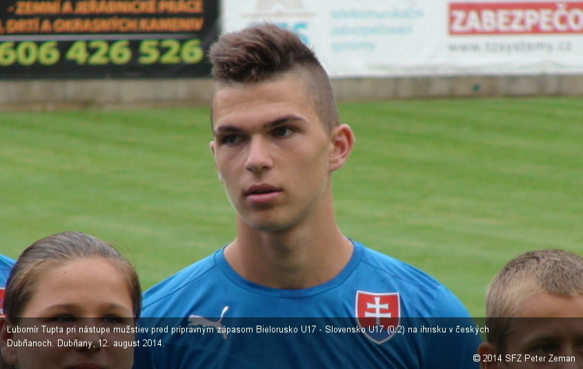 Ľubomír Tupta pri nástupe mužstiev pred prípravným zápasom Bielorusko U17 - Slovensko U17 (0:2) na ihrisku v českých Dubňanoch. Dubňany, 12. august 2014.