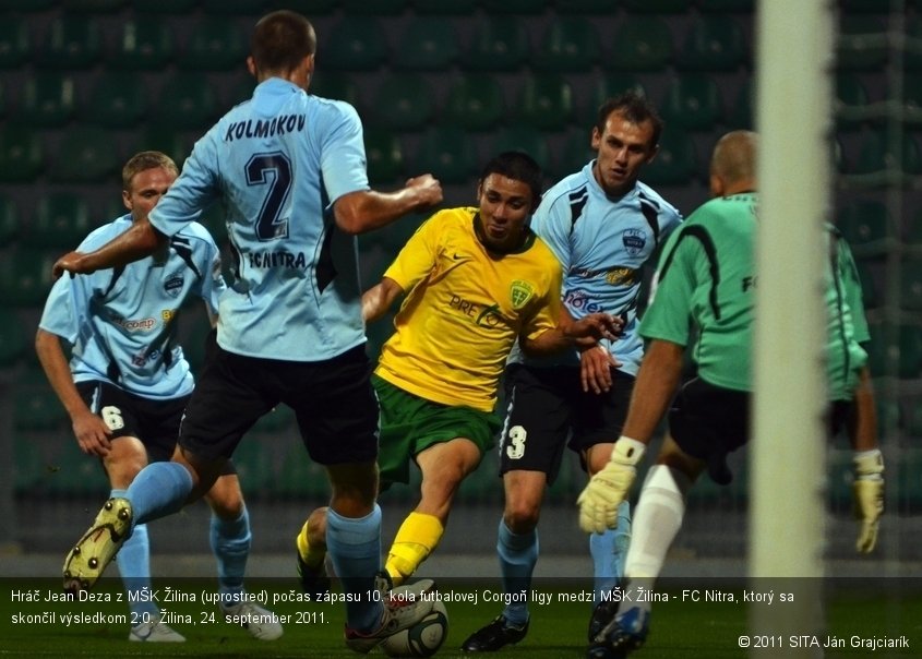 Hráč Jean Deza z MŠK Žilina (uprostred) počas zápasu 10. kola futbalovej Corgoň ligy medzi MŠK Žilina - FC Nitra, ktorý sa skončil výsledkom 2:0. Žilina, 24. september 2011.