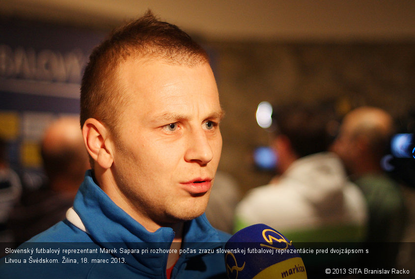 Slovenský futbalový reprezentant Marek Sapara pri rozhovore počas zrazu slovenskej futbalovej reprezentácie pred dvojzápsom s Litvou a Švédskom. Žilina, 18. marec 2013.