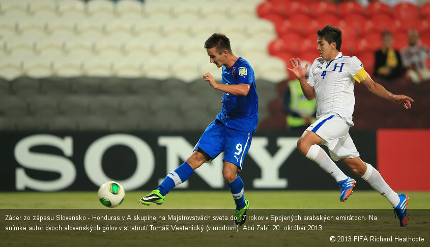 Záber zo zápasu Slovensko - Honduras v A skupine na Majstrovstvách sveta do 17 rokov v Spojených arabských emirátoch. Na snímke autor dvoch slovenských gólov v stretnutí Tomáš Vestenický (v modrom). Abú Zabí, 20. október 2013.