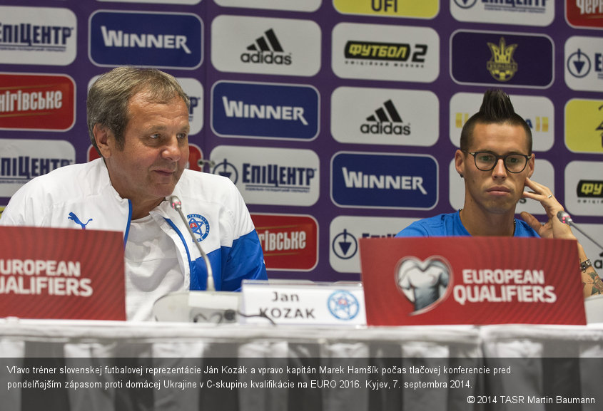 Vľavo tréner slovenskej futbalovej reprezentácie Ján Kozák a vpravo kapitán Marek Hamšík počas tlačovej konferencie pred pondelňajším zápasom proti domácej Ukrajine v C-skupine kvalifikácie na EURO 2016. Kyjev, 7. septembra 2014.