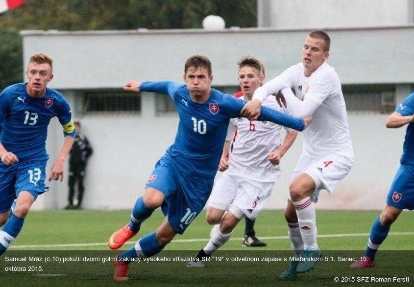 Samuel Mráz (č.10) položil dvomi gólmi základy vysokého víťazstva SR "19" v odvetnom zápase s Maďarskom 5:1. Senec, 15. októbra 2015.