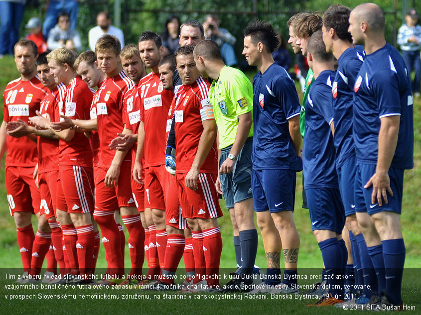 Tím z výberu hviezd slovenského futbalu a hokeja a mužstvo corgoňligového klubu Dukla Banská Bystrica pred začiatkom vzájomného benefičného futbalového zápasu v rámci 4. ročníka charitatívnej akcie Športové hviezdy Slovenska deťom, venovanej v prospech Slovenskému hemofilickému združeniu, na štadióne v banskobystrickej Radvani. Banská Bystrica, 19. jún 2011.