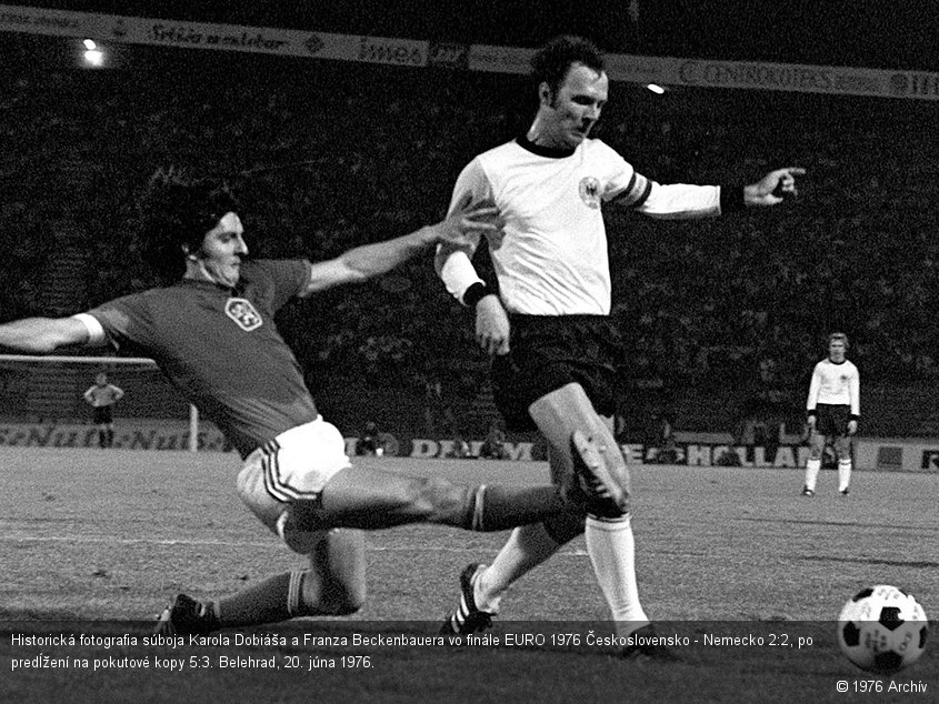 Historická fotografia súboja Karola Dobiáša a Franza Beckenbauera vo finále EURO 1976 Československo - Nemecko 2:2, po predĺžení na pokutové kopy 5:3. Belehrad, 20. júna 1976.