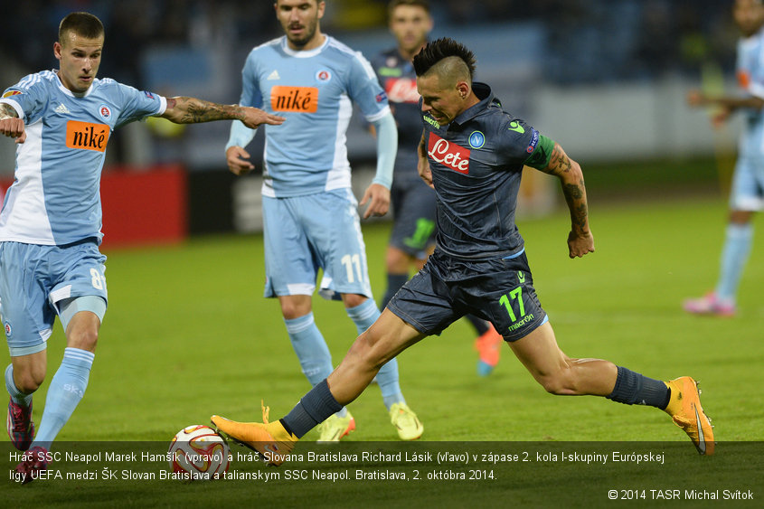 Hráč SSC Neapol Marek Hamšík (vpravo) a hráč Slovana Bratislava Richard Lásik (vľavo) v zápase 2. kola I-skupiny Európskej ligy UEFA medzi ŠK Slovan Bratislava a talianskym SSC Neapol. Bratislava, 2. októbra 2014.