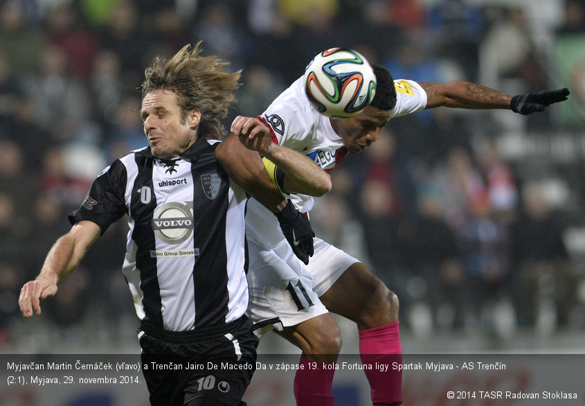 Myjavčan Martin Černáček (vľavo) a Trenčan Jairo De Macedo Da v zápase 19. kola Fortuna ligy Spartak Myjava - AS Trenčín (2:1), Myjava, 29. novembra 2014.