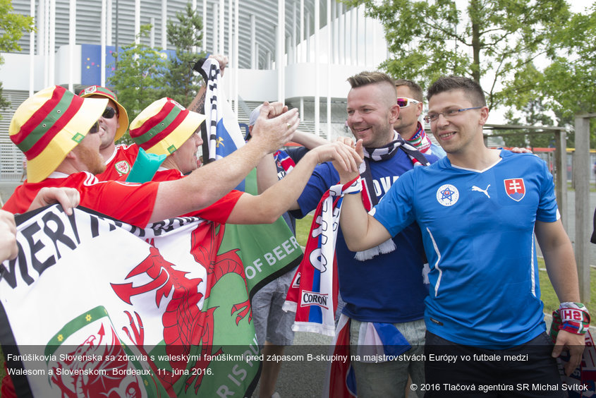 Fanúšikovia Slovenska sa zdravia s waleskými fanúšikmi pred zápasom B-skupiny na majstrovstvách Európy vo futbale medzi Walesom a Slovenskom. Bordeaux, 11. júna 2016.