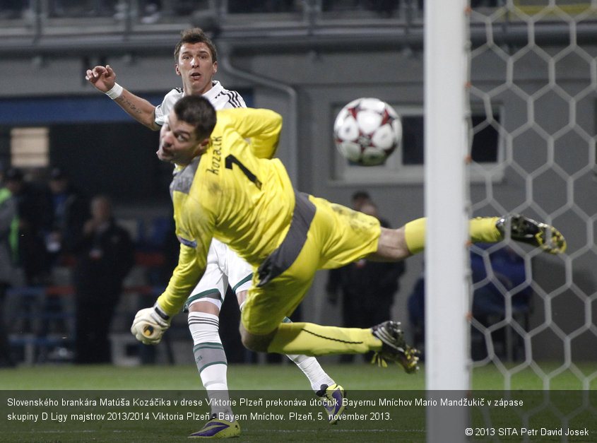 Slovenského brankára Matúša Kozáčika v drese Viktorie Plzeň prekonáva útočník Bayernu Mníchov Mario Mandžukič v zápase skupiny D Ligy majstrov 2013/2014 Viktoria Plzeň - Bayern Mníchov. Plzeň, 5. november 2013.