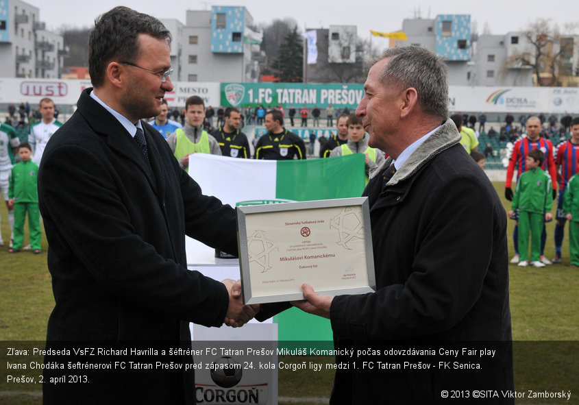 Zľava: Predseda VsFZ Richard Havrilla a šéftréner FC Tatran Prešov Mikuláš Komanický počas odovzdávania Ceny Fair play Ivana Chodáka šeftrénerovi FC Tatran Prešov pred zápasom 24. kola Corgoň ligy medzi 1. FC Tatran Prešov - FK Senica. Prešov, 2. apríl 2013.