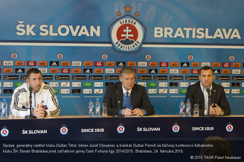 Sprava: generálny riaditeľ klubu Dušan Tittel, tréner Jozef Chovanec a brankár Dušan Perniš na tlačovej konferencii futbalového klubu ŠK Slovan Bratislava pred začiatkom jarnej časti Fortuna ligy 2014/2015. Bratislava, 24. februára 2015.