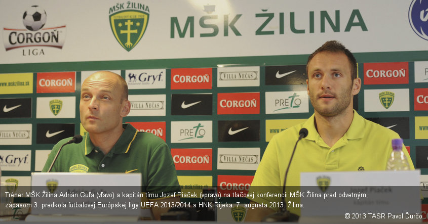 Tréner MŠK Žilina Adrián Guľa (vľavo) a kapitán tímu Jozef Piaček (vpravo) na tlačovej konferencii MŠK Žilina pred odvetným zápasom 3. predkola futbalovej Európskej ligy UEFA 2013/2014 s HNK Rijeka. 7. augusta 2013, Žilina.