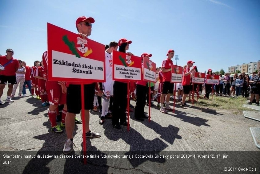 Slávnostný nástup družstiev na česko-slovenské finále futbalového turnaja Coca-Cola Školský pohár 2013/14. Kroměříž, 17. jún 2014.