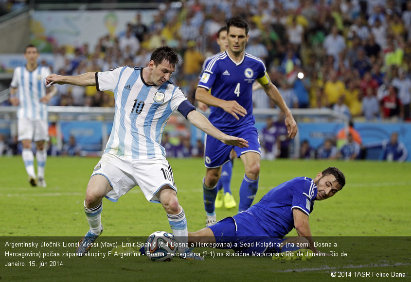 Argentínsky útočník Lionel Messi (vľavo), Emir Spahič (č.4 Bosna a Hercegovina) a Sead Kolašinac (na zemi, Bosna a Hercegovina) počas zápasu skupiny F Argentína - Bosna Hercegovina (2:1) na štadióne Maracaná v Rio de Janeiro. Rio de Janeiro, 15. jún 2014.