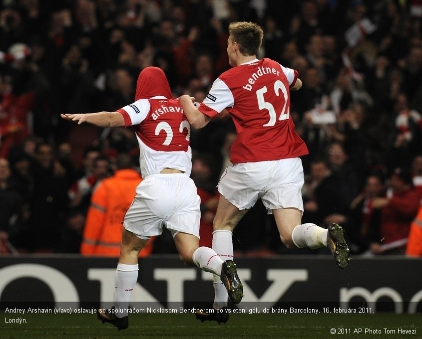 Andrey Arshavin (vľavo) oslavuje so spoluhráčom Nicklasom Bendtnerom po vsietení gólu do brány Barcelony. 16. februára 2011, Londýn.