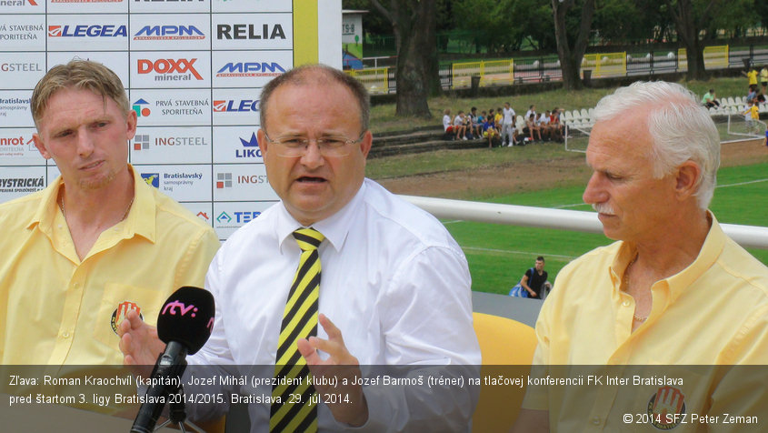 Zľava: Roman Kraochvíl (kapitán), Jozef Mihál (prezident klubu) a Jozef Barmoš (tréner) na tlačovej konferencii FK Inter Bratislava pred štartom 3. ligy Bratislava 2014/2015. Bratislava, 29. júl 2014.