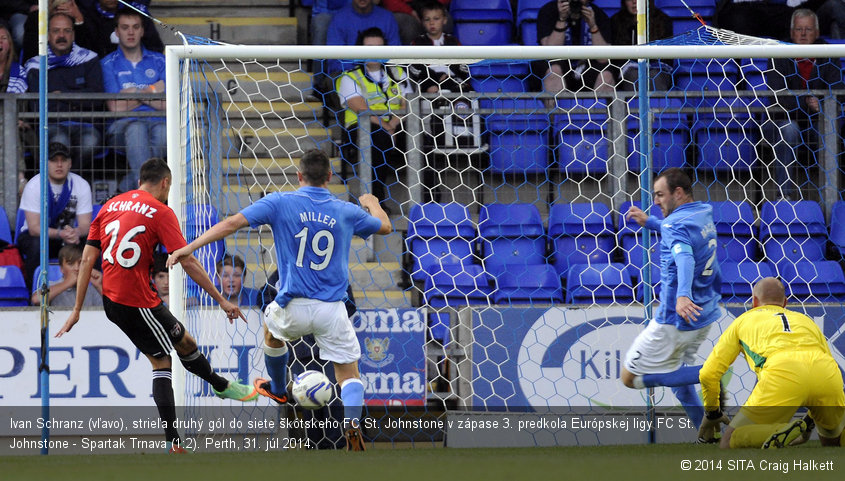 Ivan Schranz (vľavo), strieľa druhý gól do siete škótskeho FC St. Johnstone v zápase 3. predkola Európskej ligy FC St. Johnstone - Spartak Trnava (1:2). Perth, 31. júl 2014.