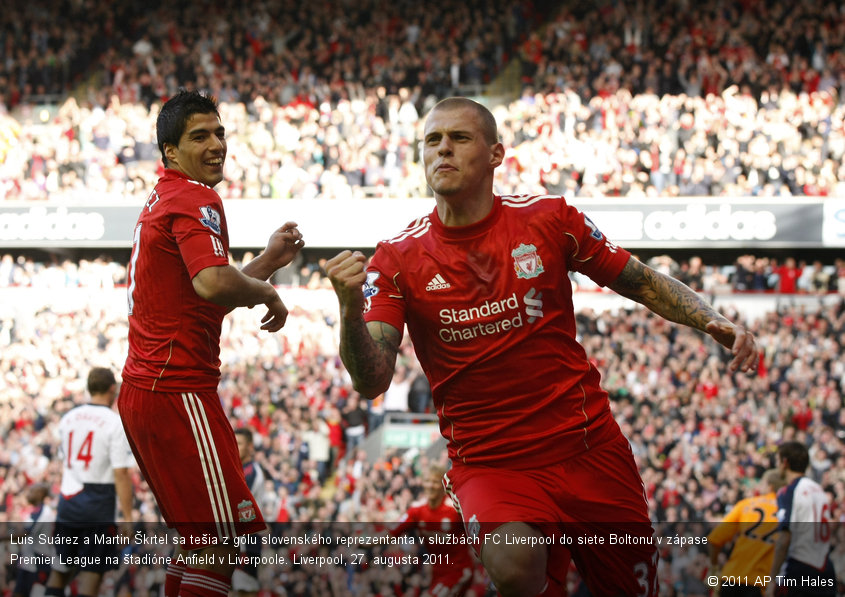 Luis Suárez a Martin Škrtel sa tešia z gólu slovenského reprezentanta v službách FC Liverpool do siete Boltonu v zápase Premier League na štadióne Anfield v Liverpoole. Liverpool, 27. augusta 2011.