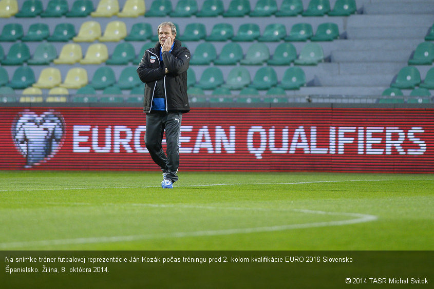 Na snímke tréner futbalovej reprezentácie Ján Kozák počas tréningu pred 2. kolom kvalifikácie EURO 2016 Slovensko - Španielsko. Žilina, 8. októbra 2014.